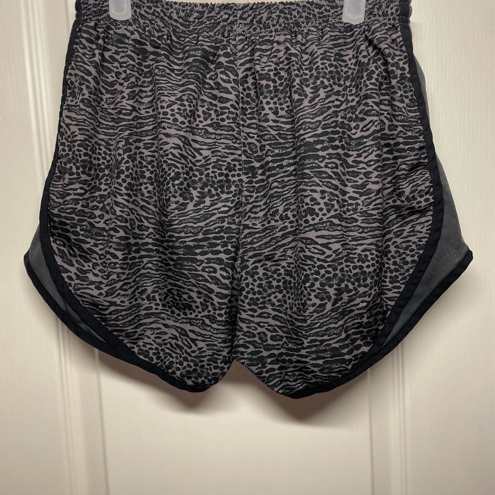 Nike Women’s Gray Athletic Shorts with Curved Hem and Elastic Waistband sz SM - Picture 2 of 3